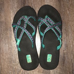 NWOT Teva Olowahu sandals